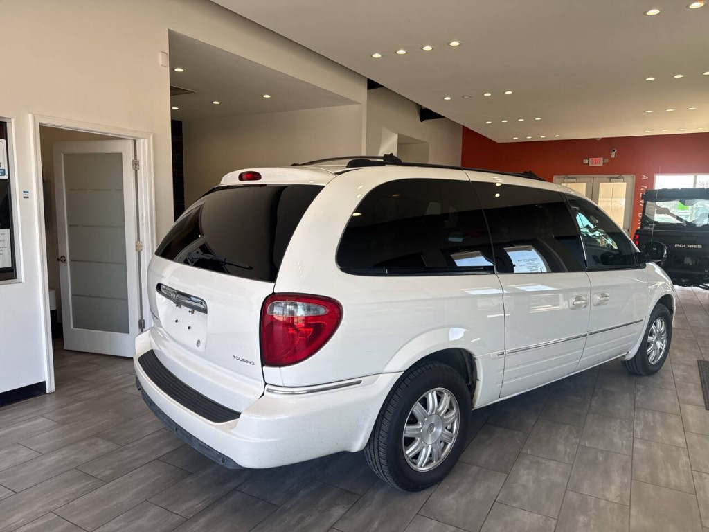 2005 Chrysler Town & Country Image 9
