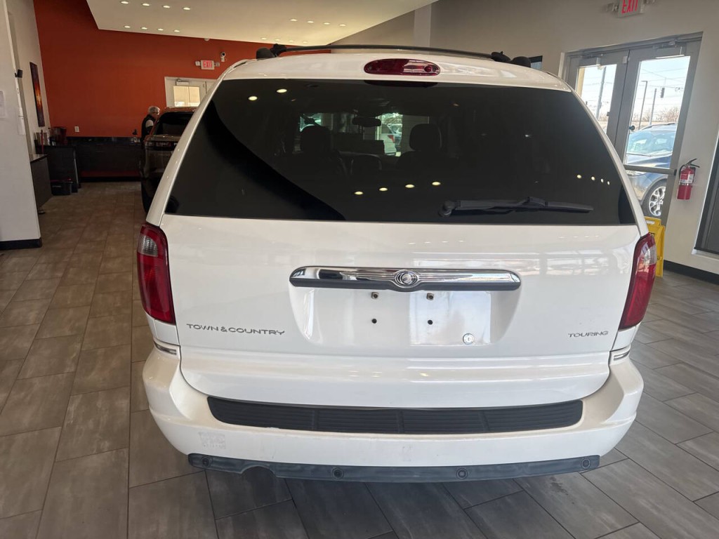 2005 Chrysler Town & Country Image 11