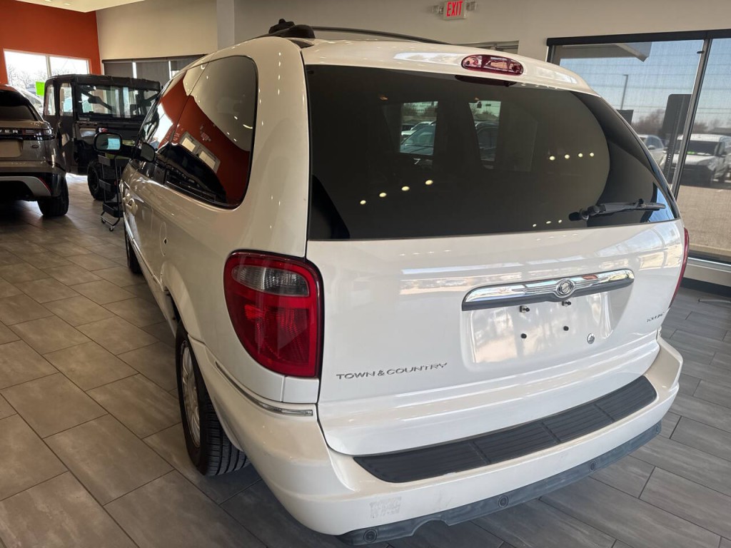 2005 Chrysler Town & Country Image 12