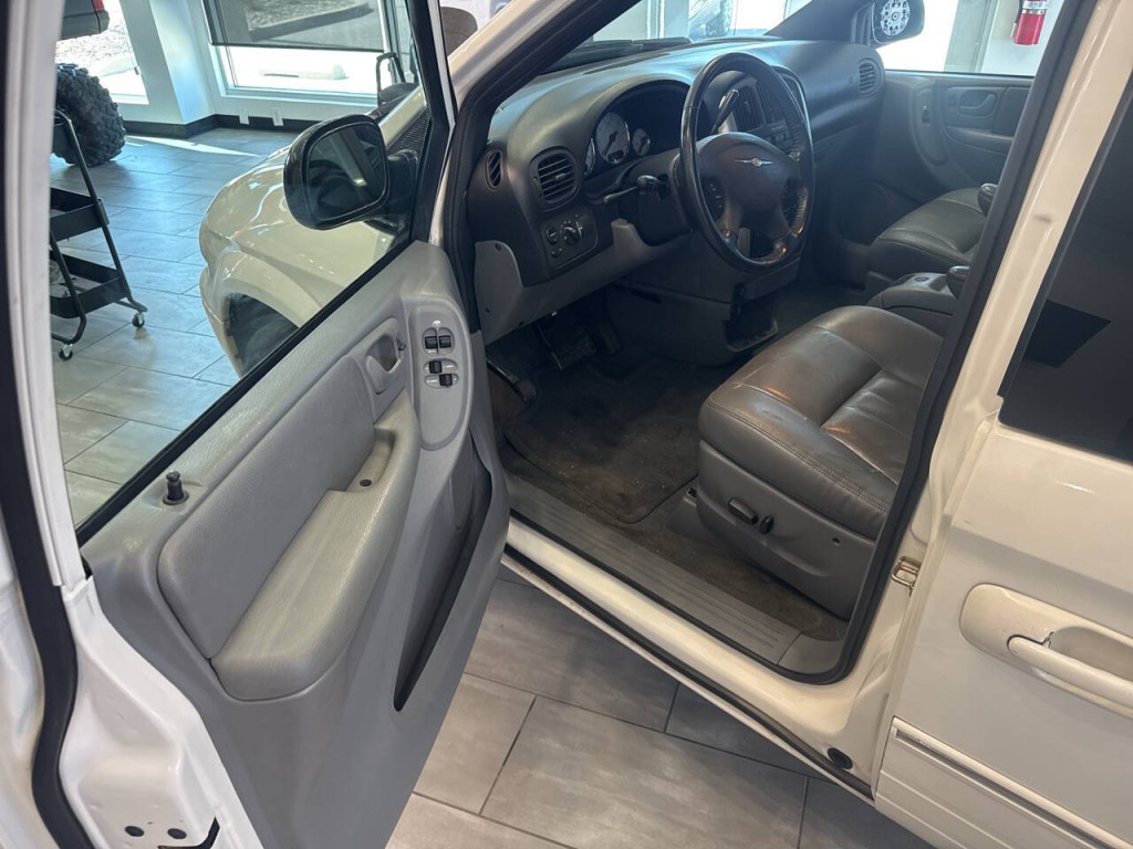 2005 Chrysler Town & Country Image 13