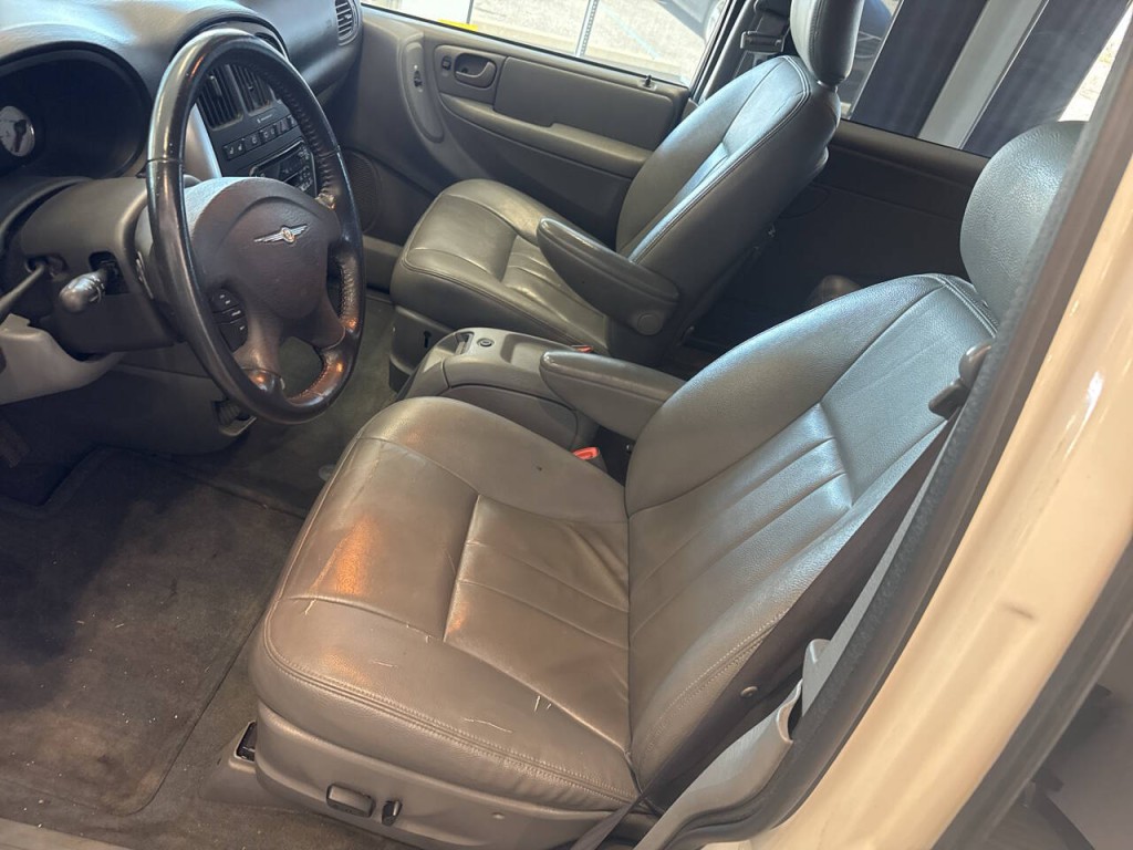 2005 Chrysler Town & Country Image 14