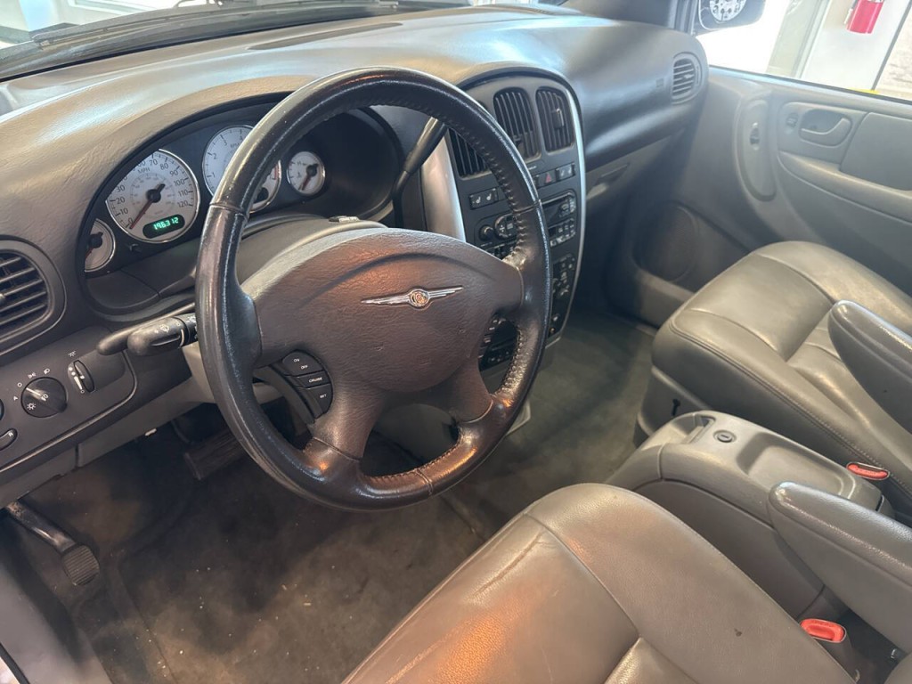 2005 Chrysler Town & Country Image 15