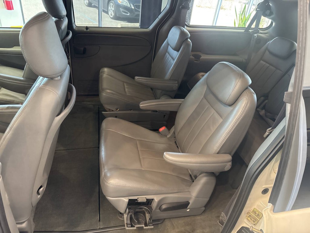 2005 Chrysler Town & Country Image 16