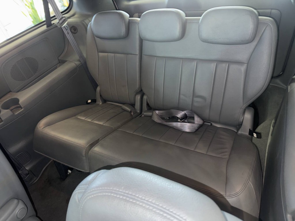 2005 Chrysler Town & Country Image 17