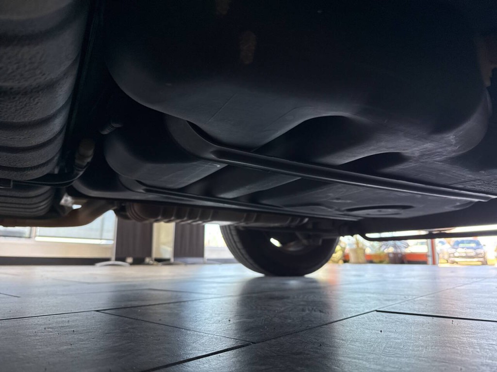 2005 Chrysler Town & Country Image 22