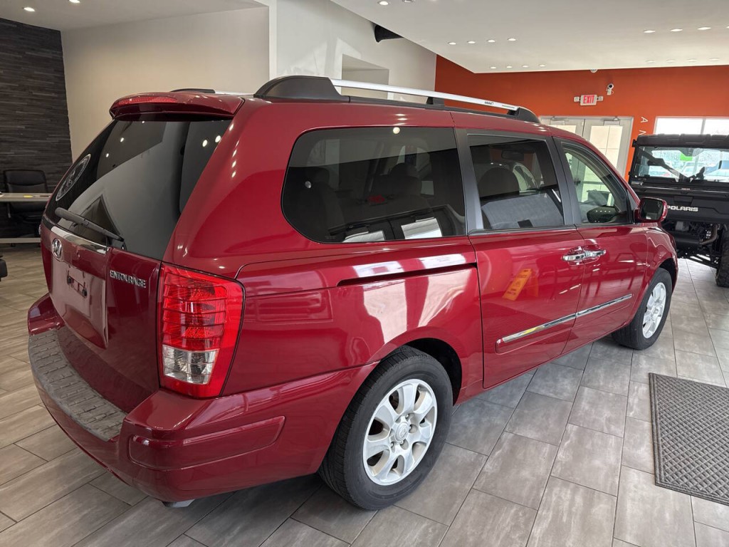 2007 Hyundai Entourage Image 7