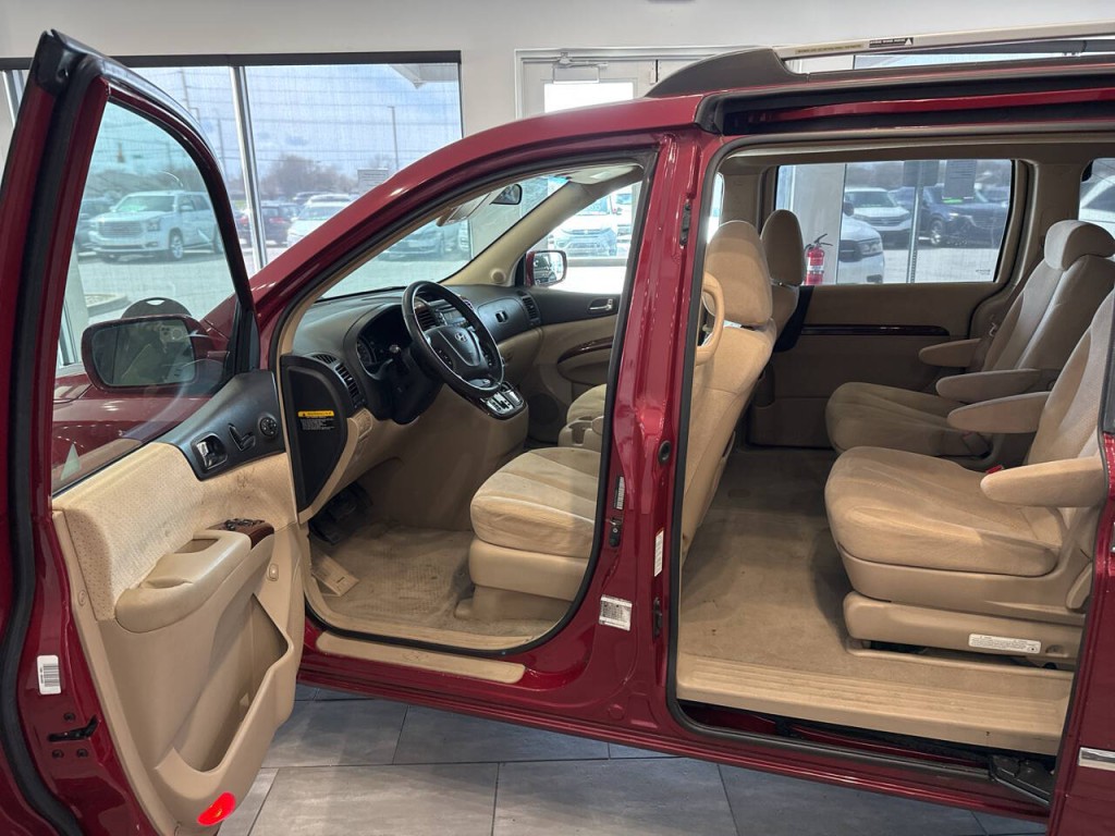 2007 Hyundai Entourage Image 10