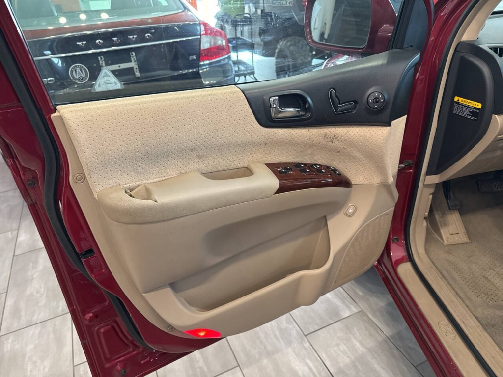 2007 Hyundai Entourage Image 11