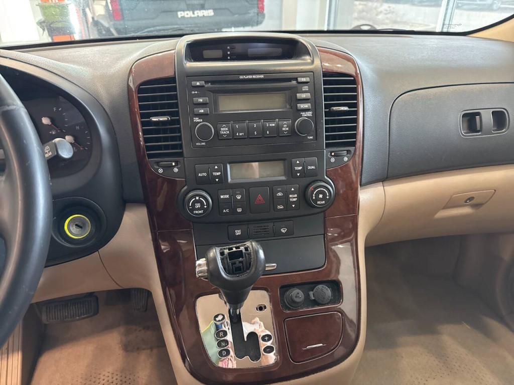 2007 Hyundai Entourage Image 17