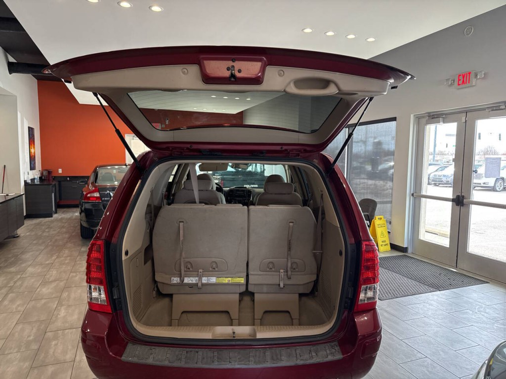 2007 Hyundai Entourage Image 24