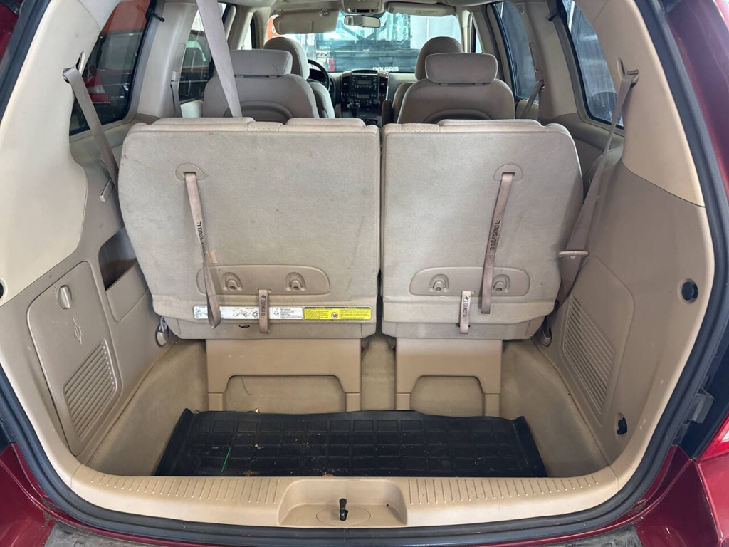 2007 Hyundai Entourage Image 25