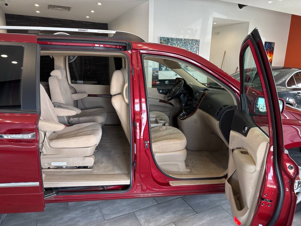 2007 Hyundai Entourage Image 26