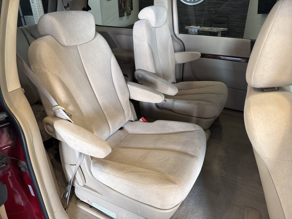 2007 Hyundai Entourage Image 28