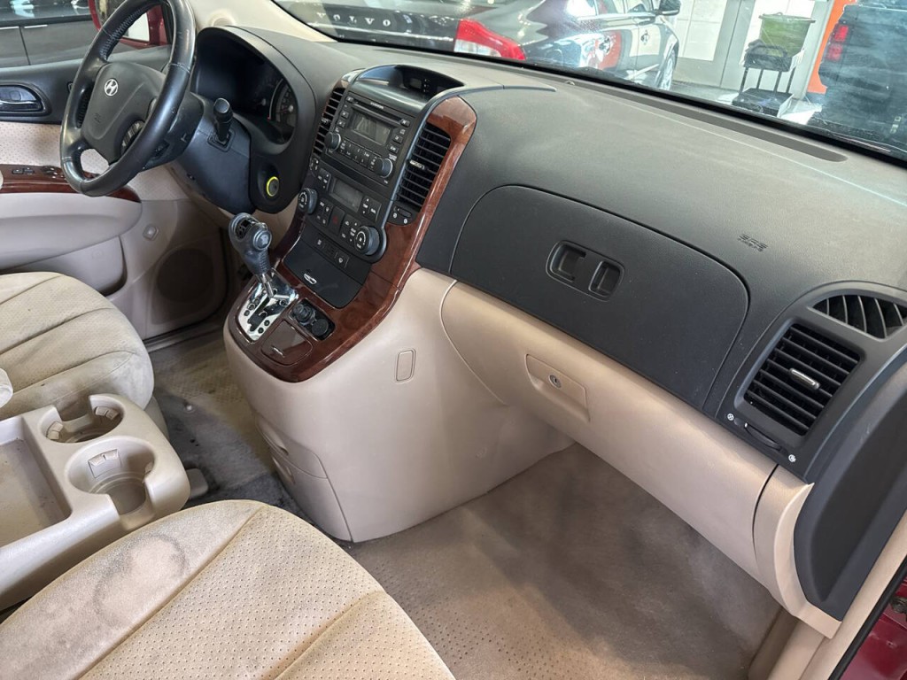 2007 Hyundai Entourage Image 30