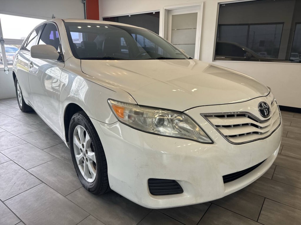 2011 Toyota Camry Image 2