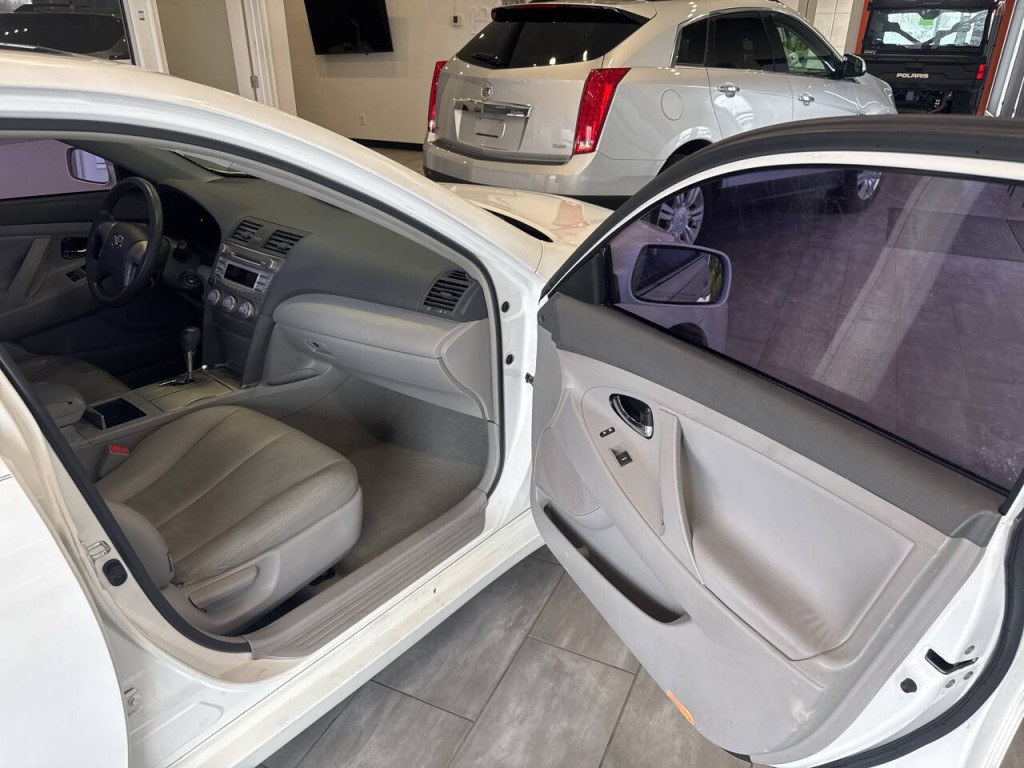 2011 Toyota Camry Image 16