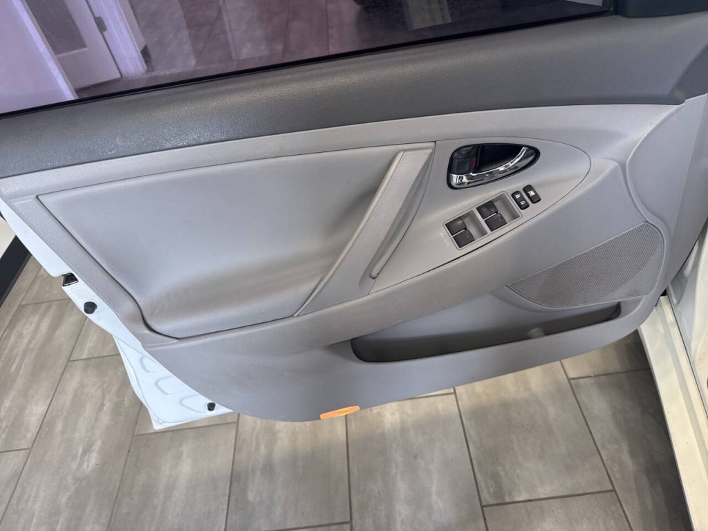 2011 Toyota Camry Image 19