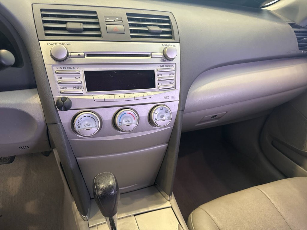 2011 Toyota Camry Image 25