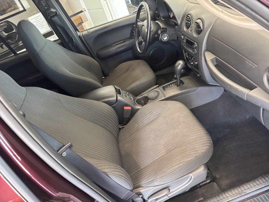 2004 Jeep Liberty Image 13