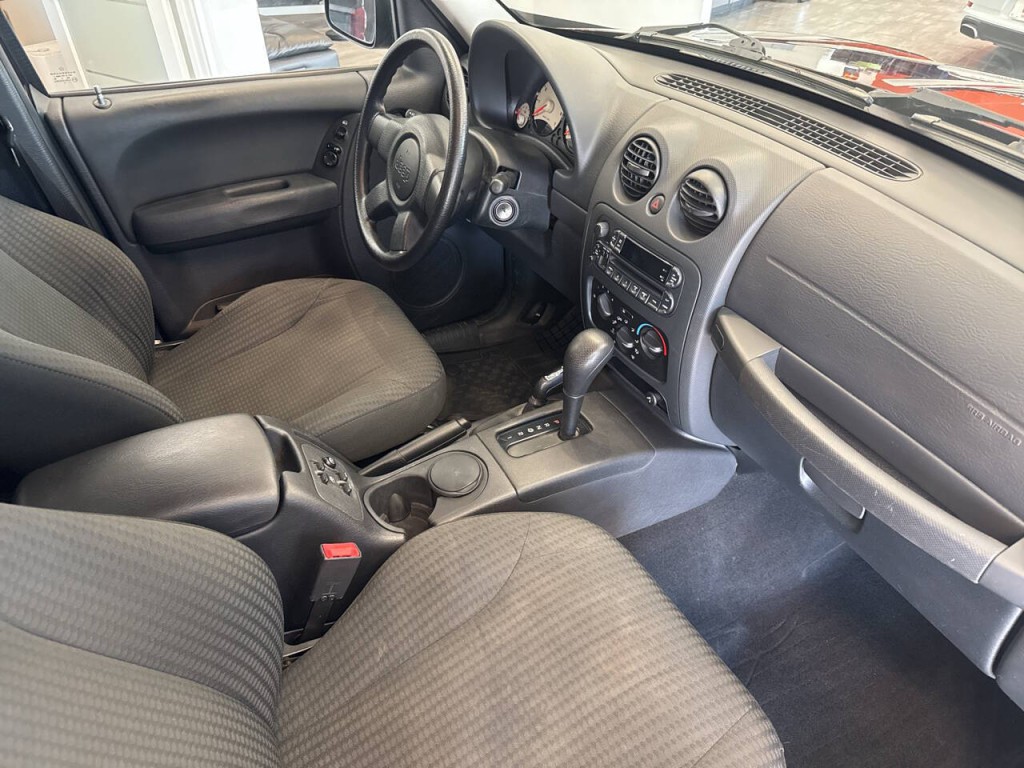 2004 Jeep Liberty Image 15