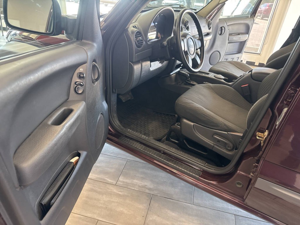 2004 Jeep Liberty Image 16