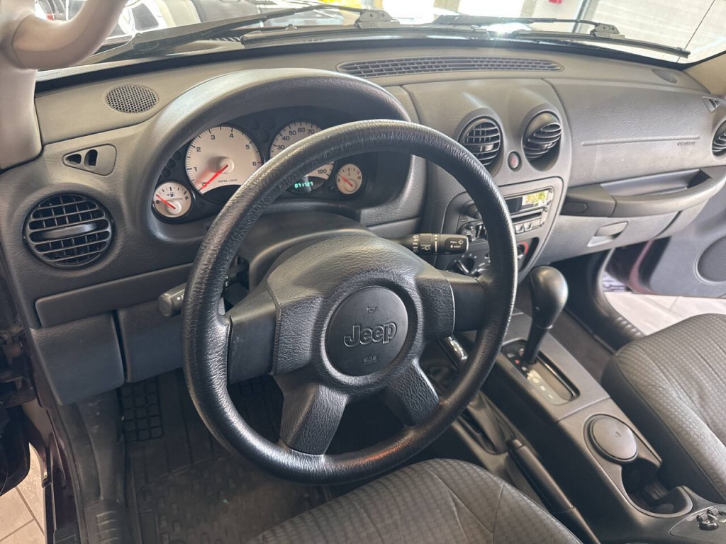 2004 Jeep Liberty Image 18
