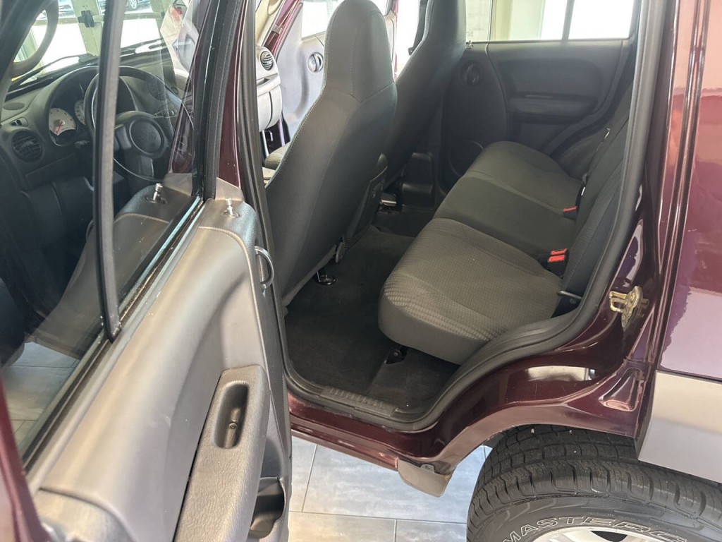 2004 Jeep Liberty Image 20