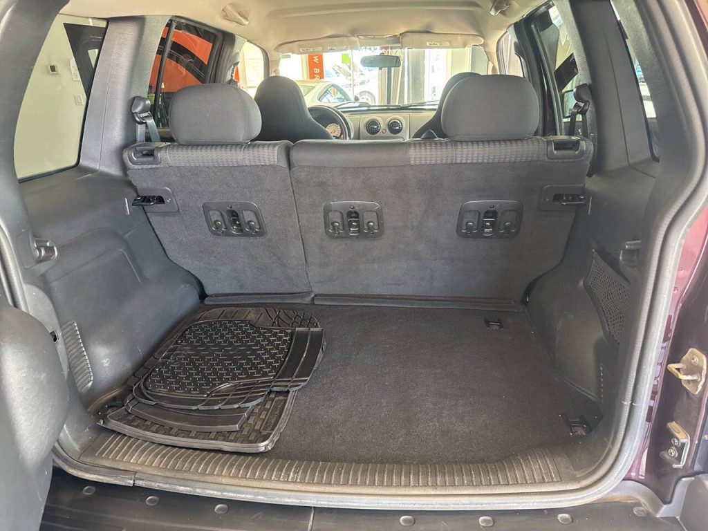 2004 Jeep Liberty Image 22