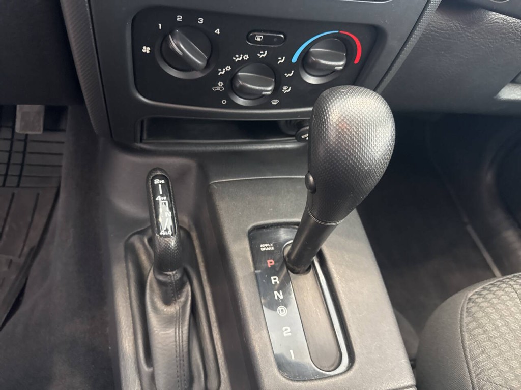 2004 Jeep Liberty Image 24