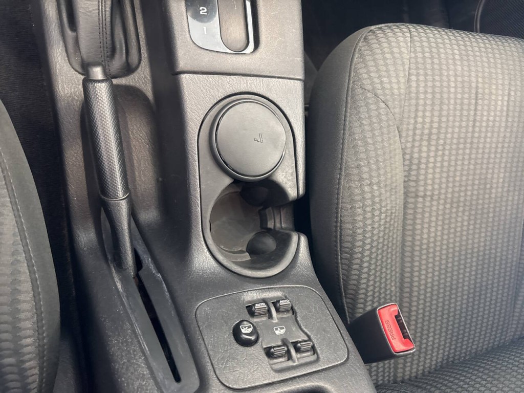 2004 Jeep Liberty Image 25