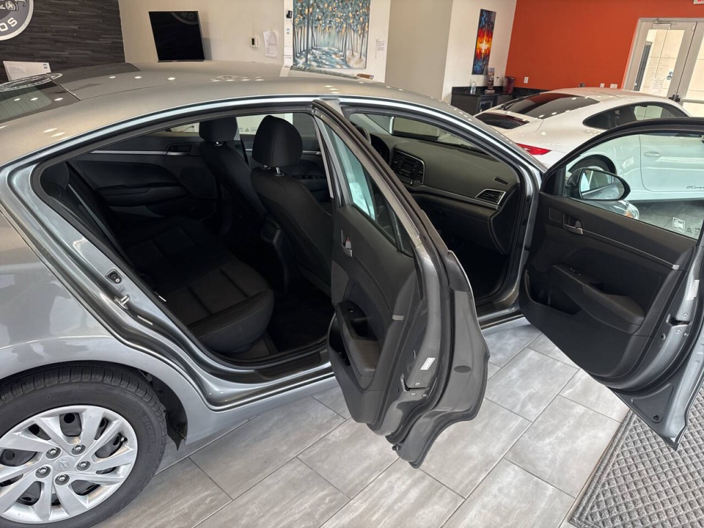 2018 Hyundai Elantra Image 16