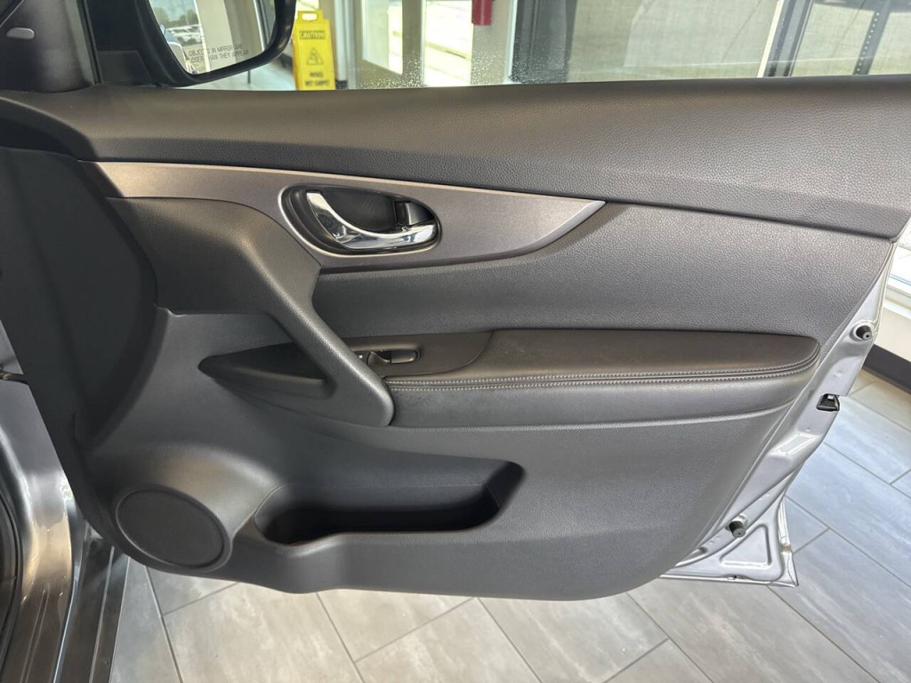 2015 Nissan Rogue Image 40