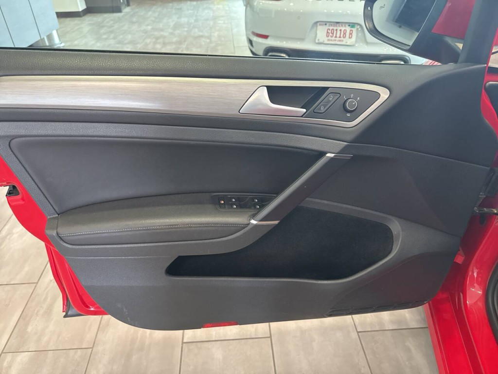2017 Volkswagen Golf Image 16