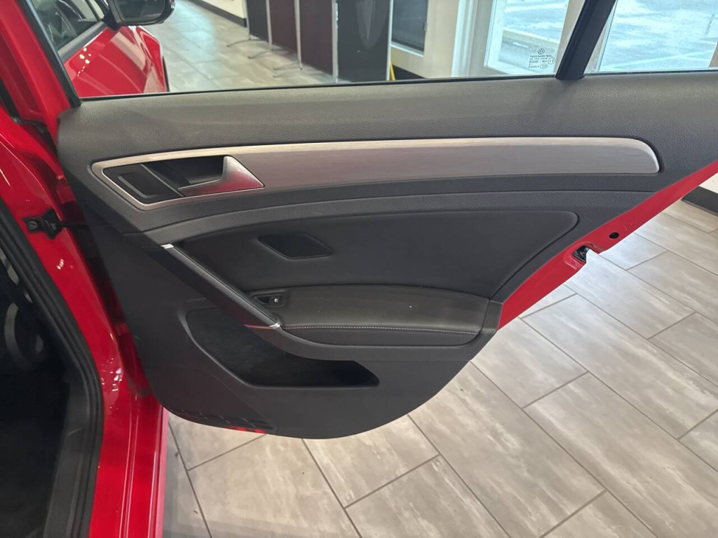 2017 Volkswagen Golf Image 34