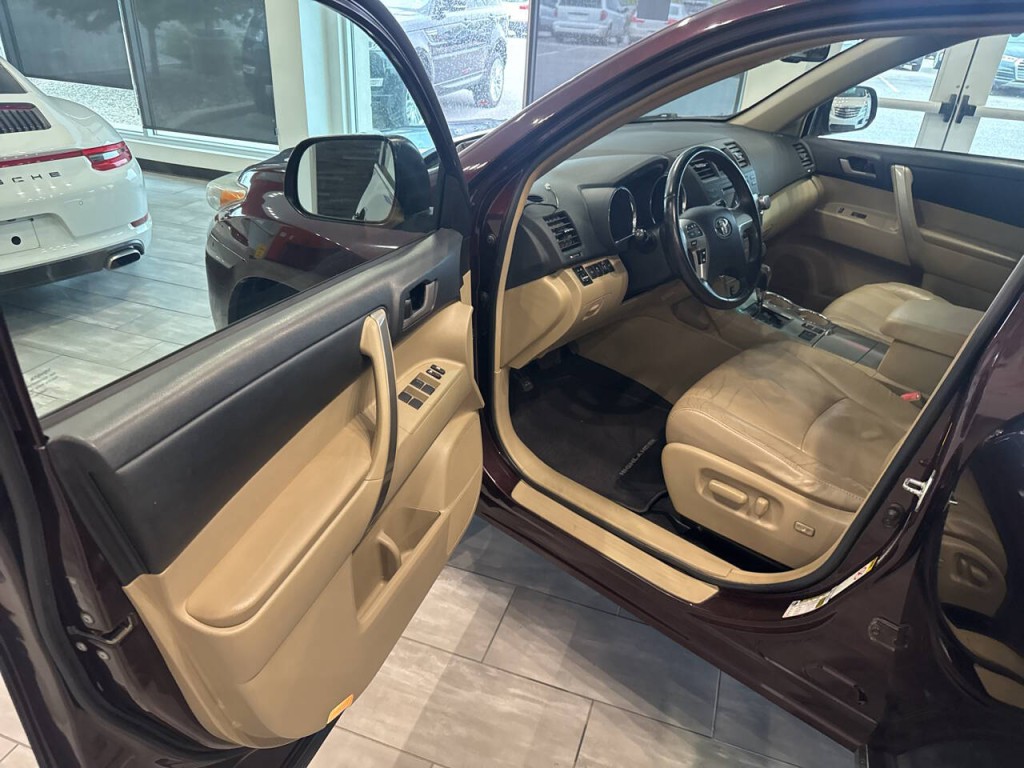 2011 Toyota Highlander Image 24