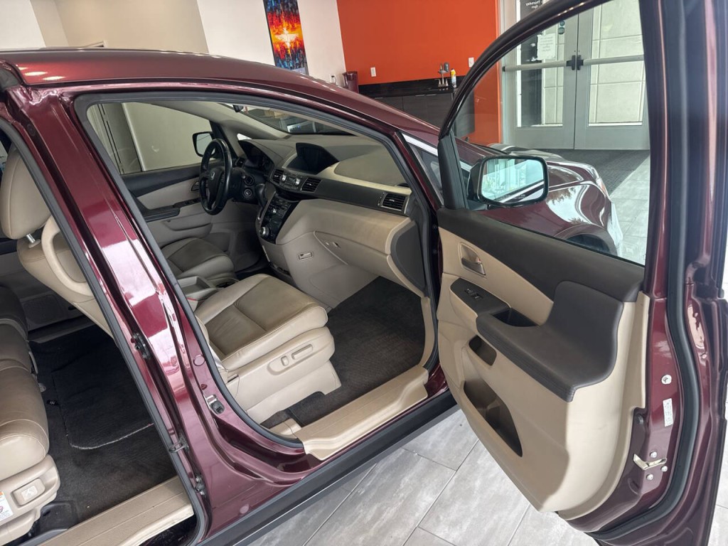 2012 Honda Odyssey Image 16
