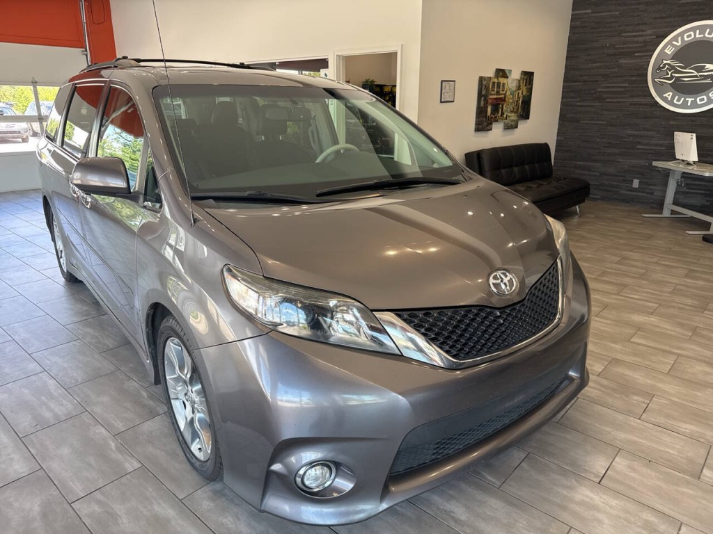 2014 Toyota Sienna Image 2