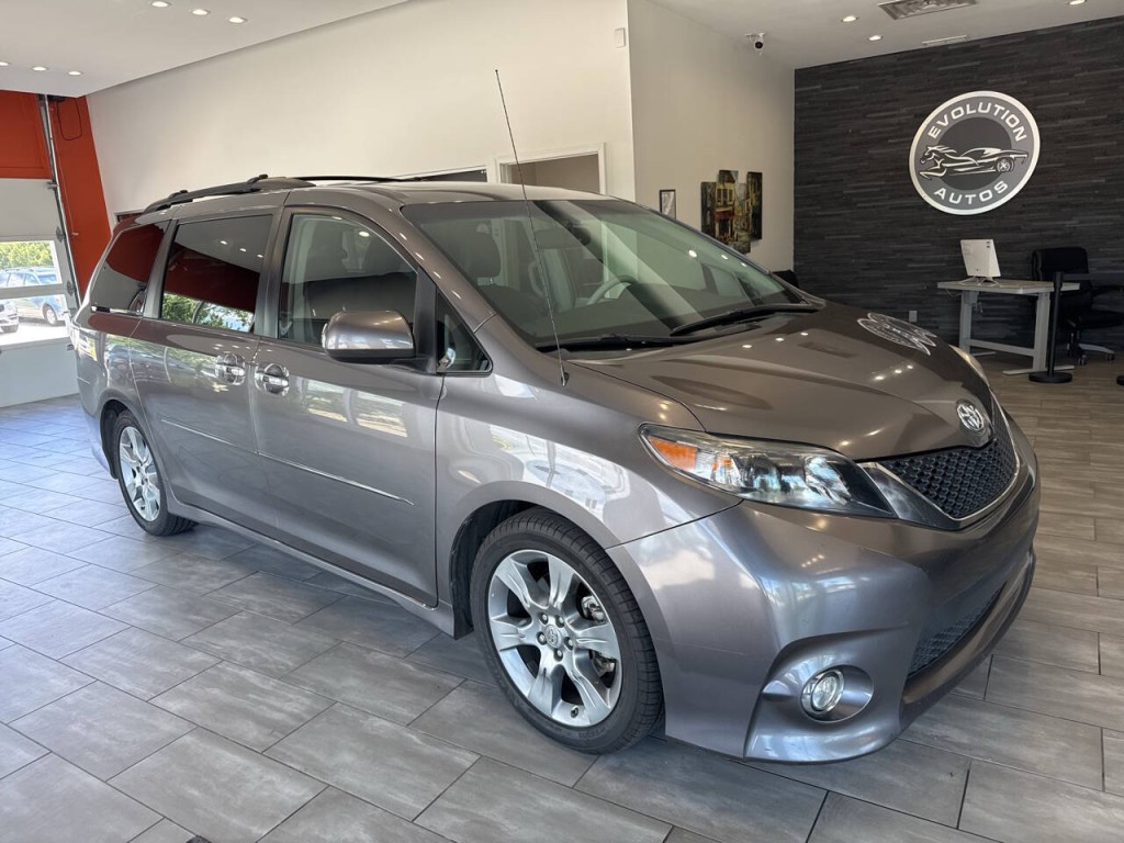 2014 Toyota Sienna Image 3