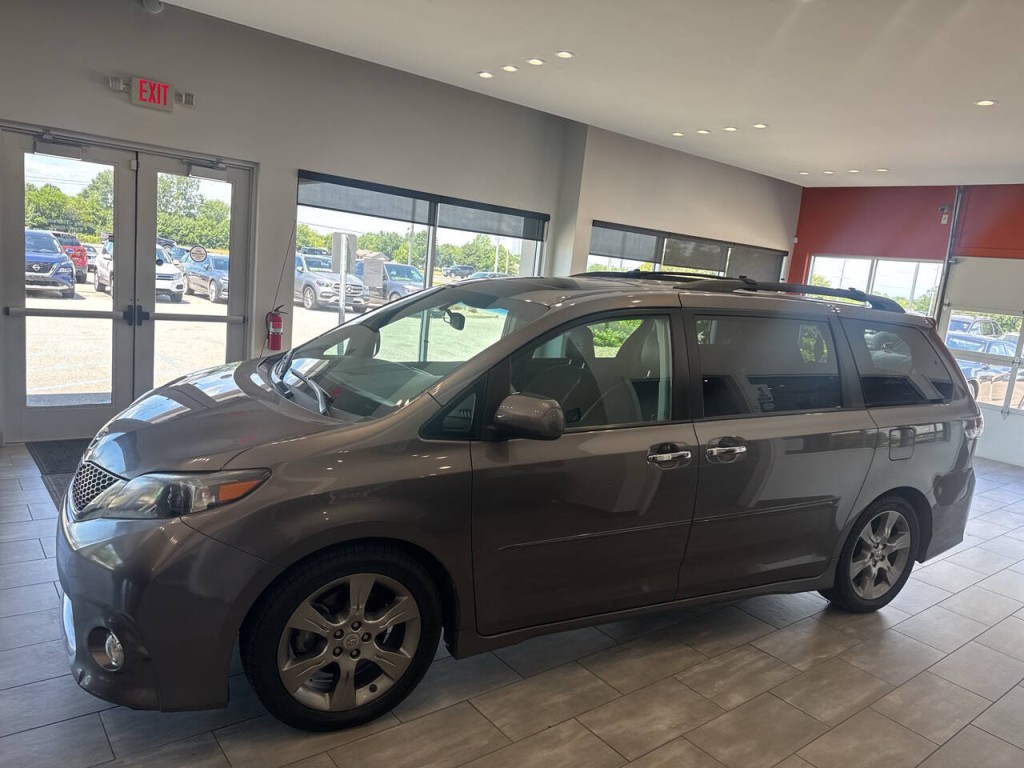 2014 Toyota Sienna Image 9
