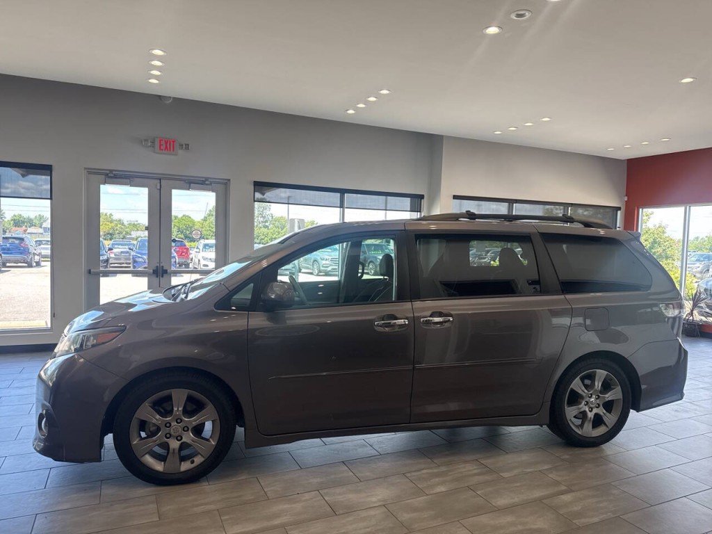2014 Toyota Sienna Image 10