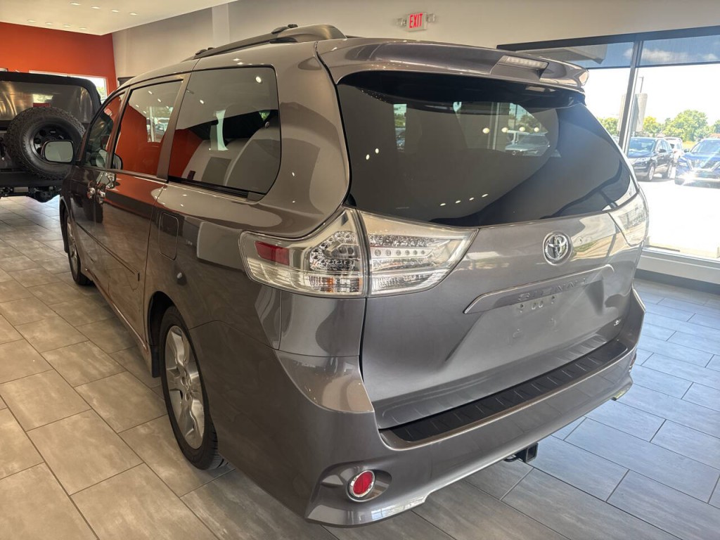 2014 Toyota Sienna Image 12