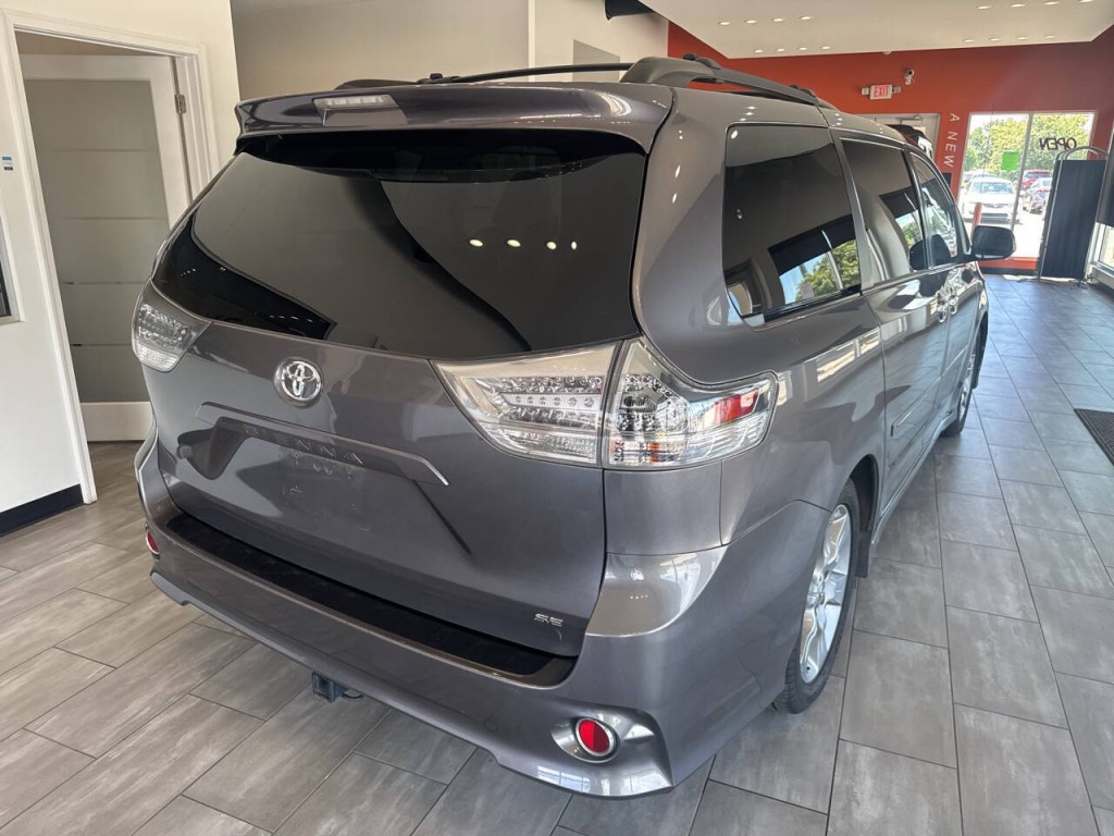2014 Toyota Sienna Image 14