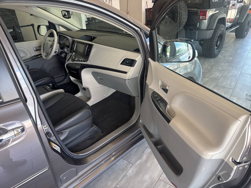 2014 Toyota Sienna Image 17
