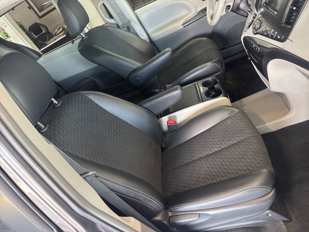 2014 Toyota Sienna Image 18