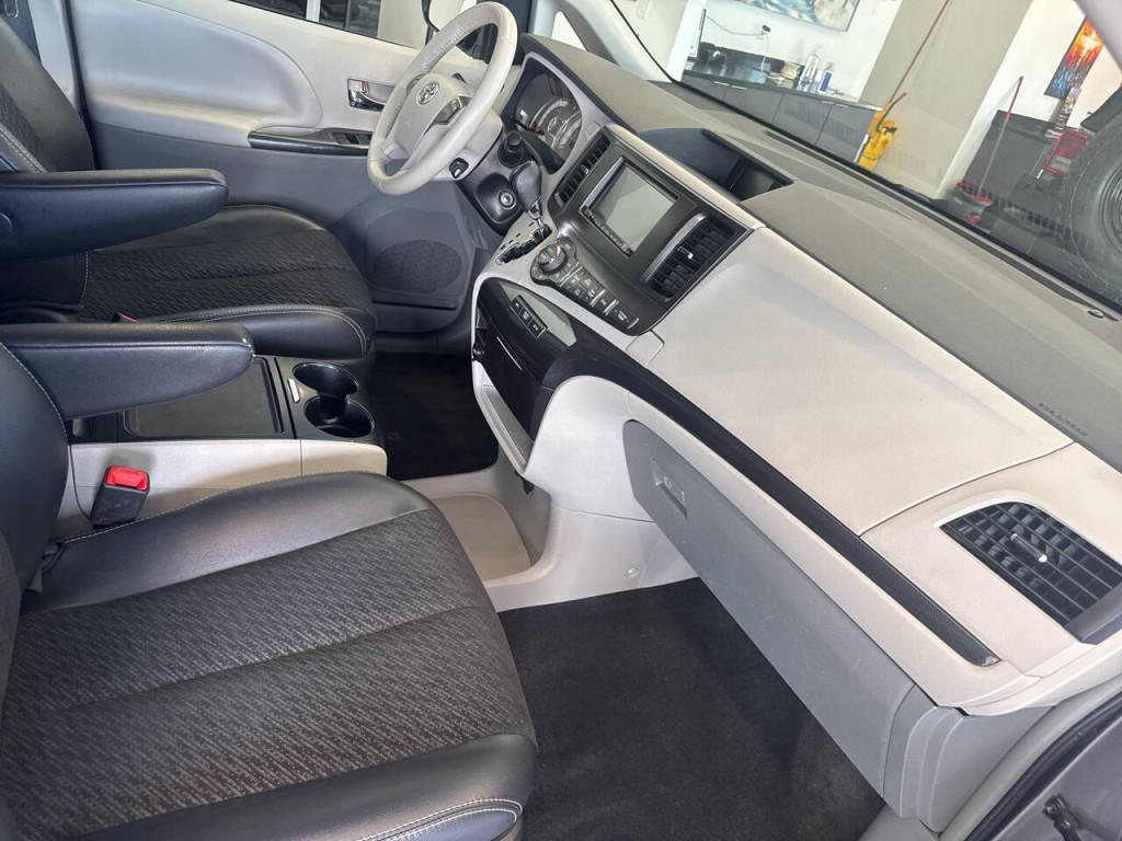 2014 Toyota Sienna Image 19