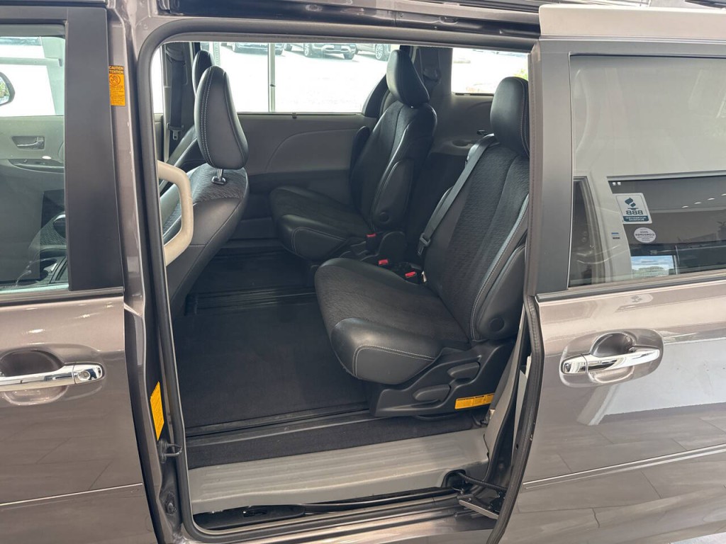 2014 Toyota Sienna Image 21