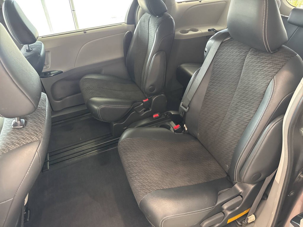 2014 Toyota Sienna Image 22