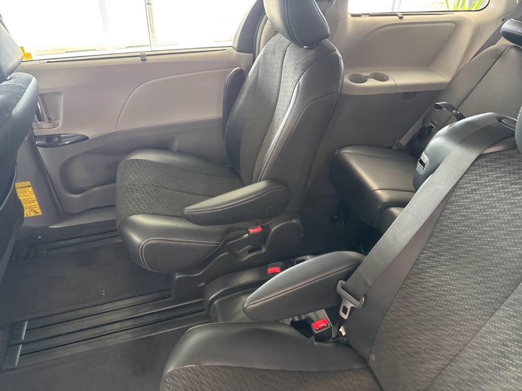 2014 Toyota Sienna Image 23