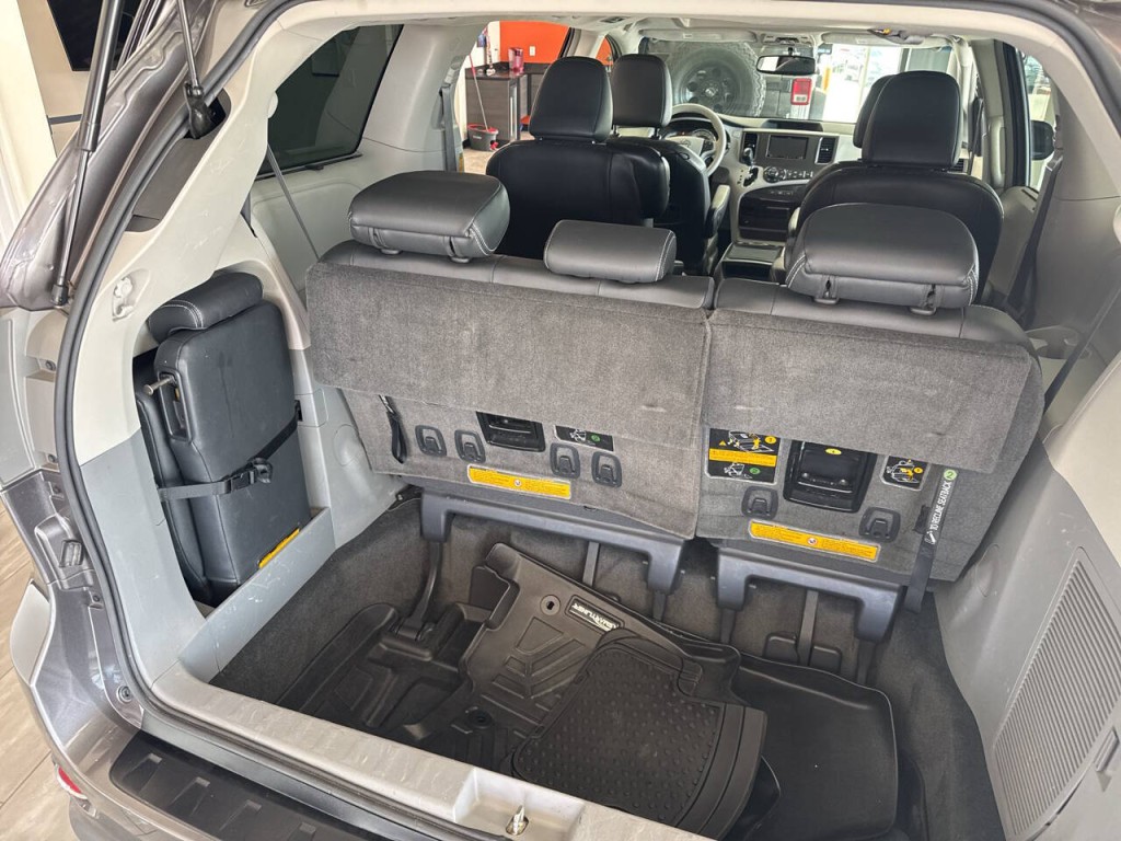 2014 Toyota Sienna Image 25