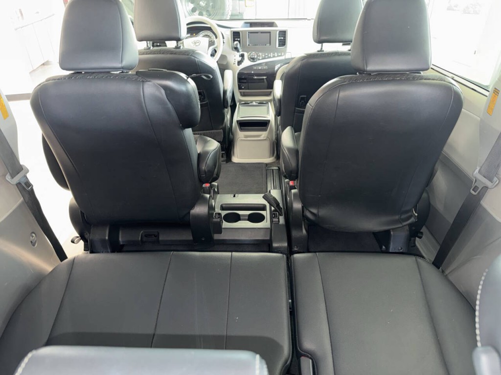 2014 Toyota Sienna Image 26